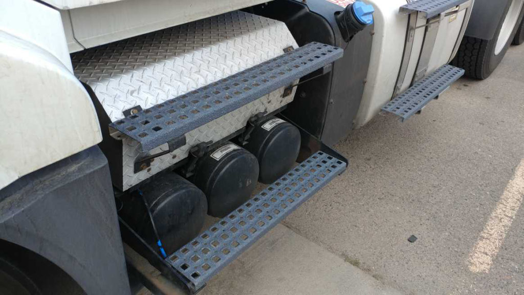 Anti-slip truck steps with grates
